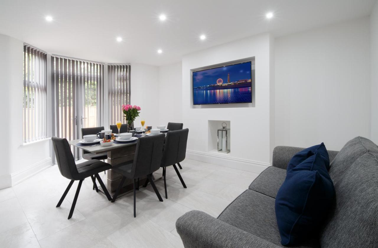 Large, Modern Family Home With Hot Tub Blackpool Zewnętrze zdjęcie